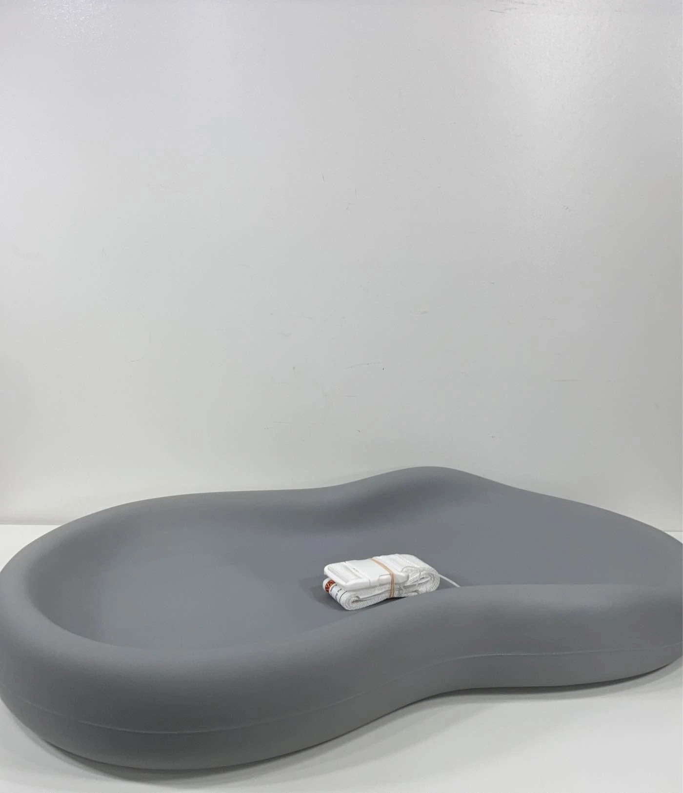 Keekaroo Peanut Changer, Gray 3 Keekaroo Peanut Changer, Gray